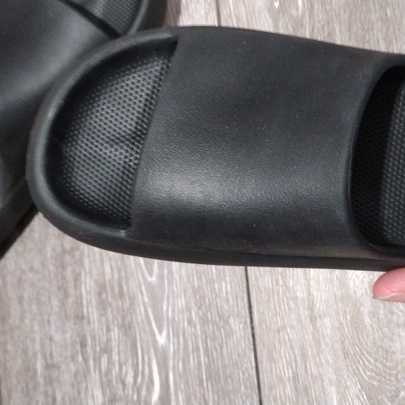 Mad Love black slides. In good condition. Size 8 - Picture 7 of 11